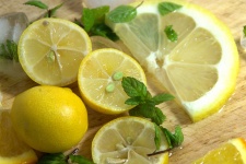 Primo piano di limone e menta