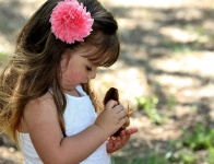 Kislány húsvéti csajot tart