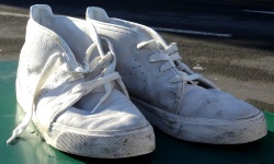 Elveszett fehér cipő