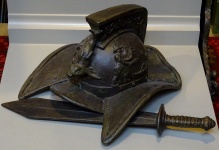 Espada e capacete medievais