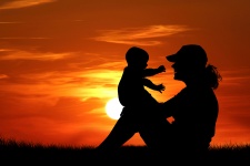 Matka a dítě při západu slunce