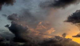 Nuages ​​d'orage au coucher du solei