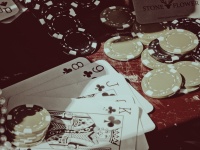 Poker Hand und Chips