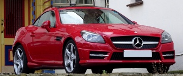 Vörös Mercedes Benz sportkocsi