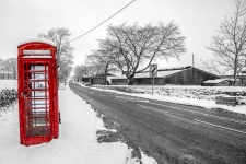 Téléphone rouge en hiver