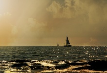 Segelboote im goldenen Sonnenuntergang