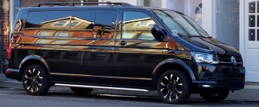 Zářící černá Volkswagen Van