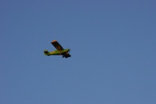 Pequeño avión vintage verde