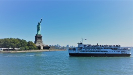 Staty kryssar till Liberty Island