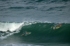 Surfer gehen unter einer Welle