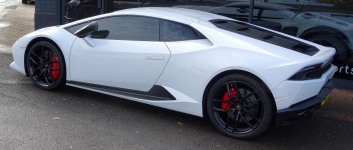 Fehér Lamborghini autó