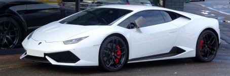 Белый автомобиль Lamborghini