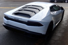 Bílá automobil Lamborghini zadní