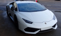 Bílý automobil Lamborghini