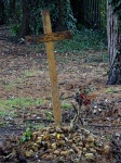 Dřevěný kříž na hřbitově hrob