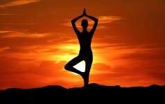 Yoga silhouet zonsondergang meditatie