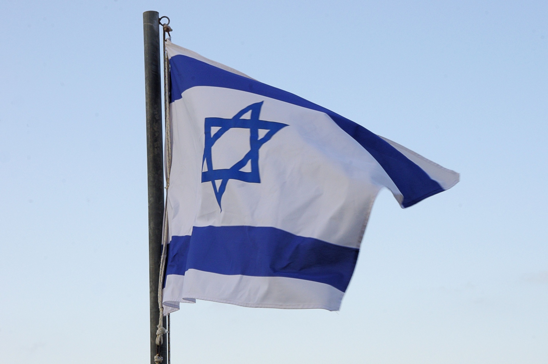 Israelische Flagge gegen blauen Himmel