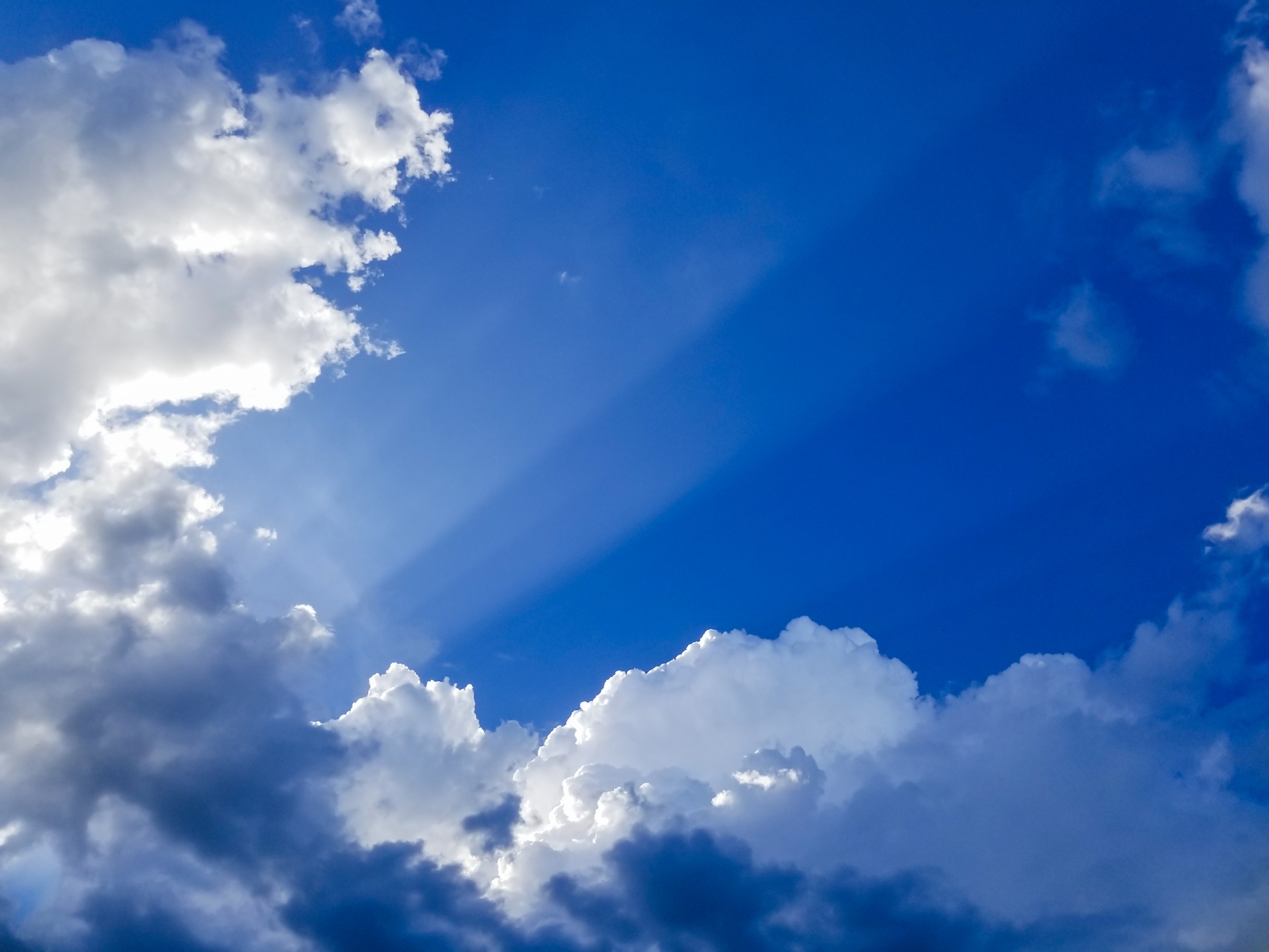 雲を通る太陽の光線 無料画像 Public Domain Pictures