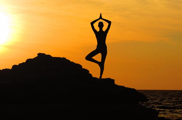 silhouette - reflet - femme - yoga - coucher de soleil - paysage - calme  Stock Vector