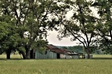 Opuštěná stodola v poli