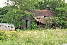 Casa de campo abandonada e campista