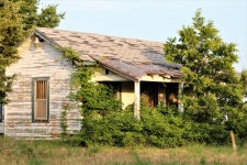 Elhagyott ház az országban