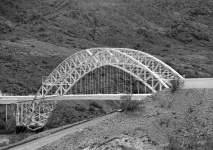Puente arqueado sobre el río Colorado
