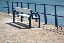 Veřejná lavička modrá a bílá