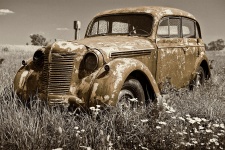 Carro vintage velho enferrujado