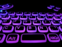 Paars verlicht azerty-toetsenbord