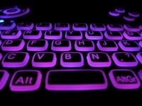 Purpurová podsvícená azerty klávesnice