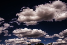 Fundal de nori negri umbroși