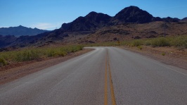 Estrada sem fim no deserto
