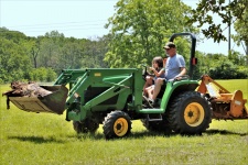 Malá dívka řídit zemědělský traktor