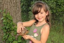Petite fille tenant la boîte de tortue