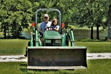 Malá holka na zemědělském traktoru