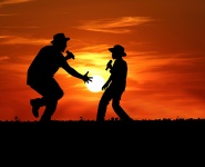 Omul și băiatul cântând apusul soarelui