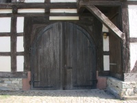Vecchia porta di legno, arrotondata