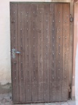 Vecchia porta con borchie in legno