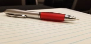 Pen și hârtie