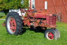 Czerwony stary traktor