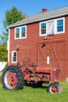 Czerwony stary traktor