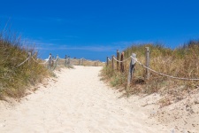 Sentier de sable à la plage