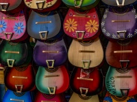 Små gitarrer till salu