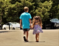 Deux enfants, marche, tenue, mains