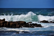 Ondas batendo nas rochas do mar