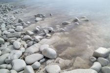 Piedras blancas y mar
