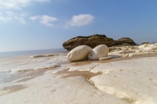 Белые камни и море