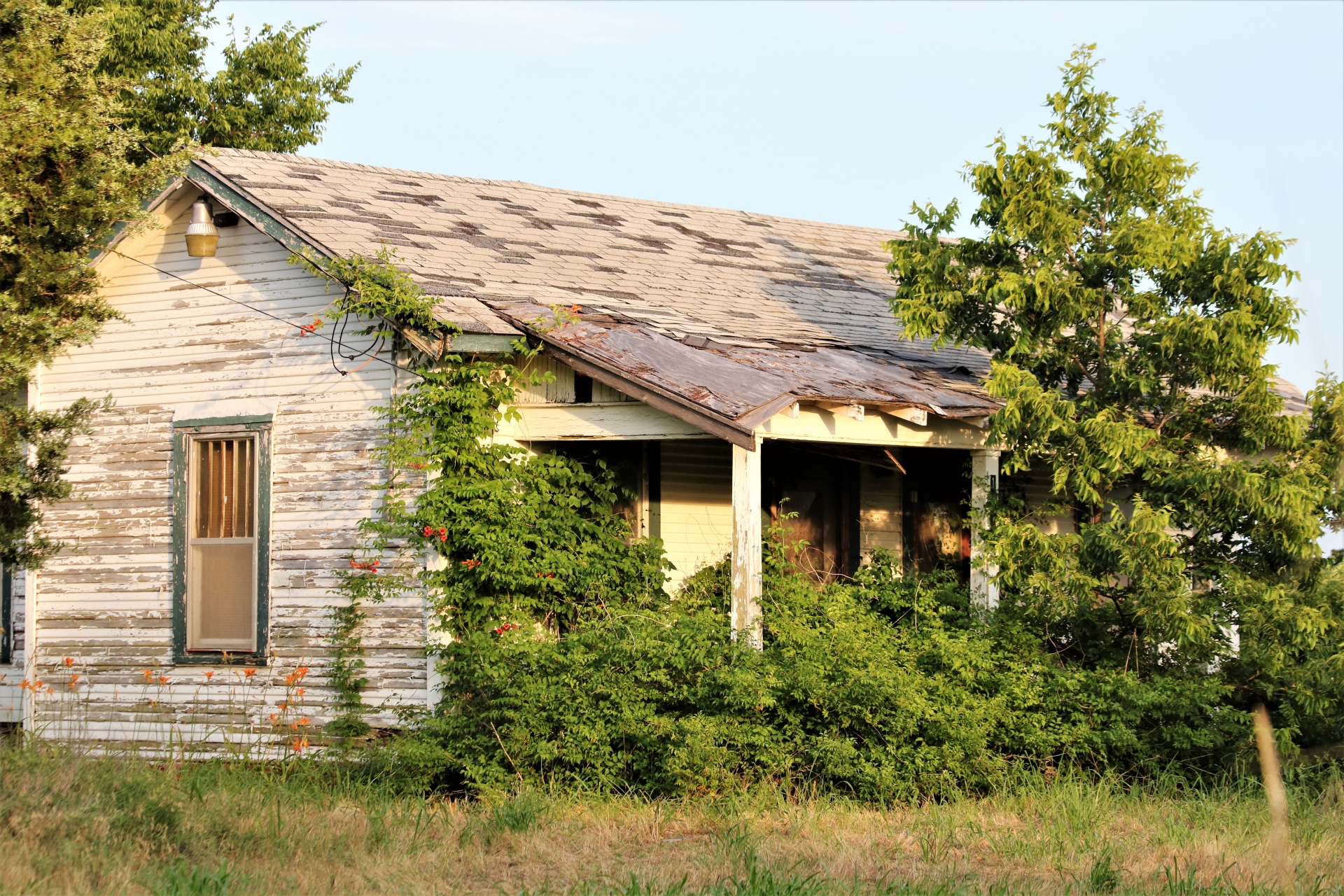 Maison abandonnée dans le pays