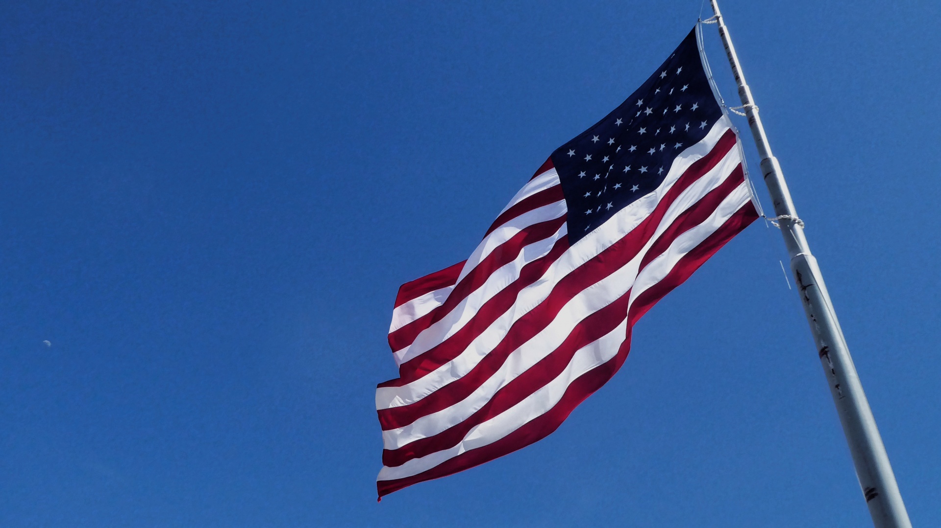 Amerikaanse vlag Unfurled Flying